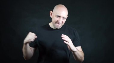 Siyah tişörtlü kel bir Avrupalı..