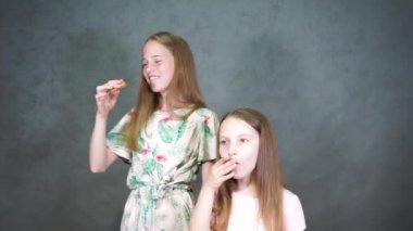 Bir binanın önünde duran küçük bir kız.