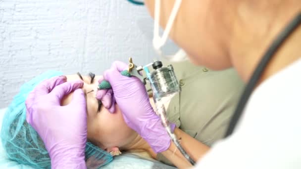 Mulher bonita fazendo maquiagem permanente no salão de cosmetologia. — Vídeo de Stock