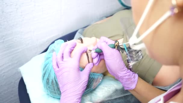 Belle femme faisant maquillage permanent dans le salon de cosmétologie. — Video