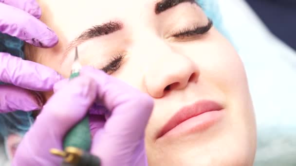 Hermosa mujer haciendo maquillaje permanente en el salón de cosmetología. — Vídeos de Stock