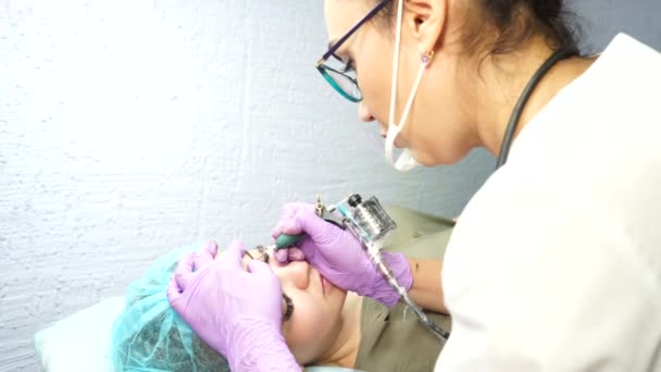 Hermosa mujer haciendo maquillaje permanente en el salón de cosmetología. — Vídeo de stock