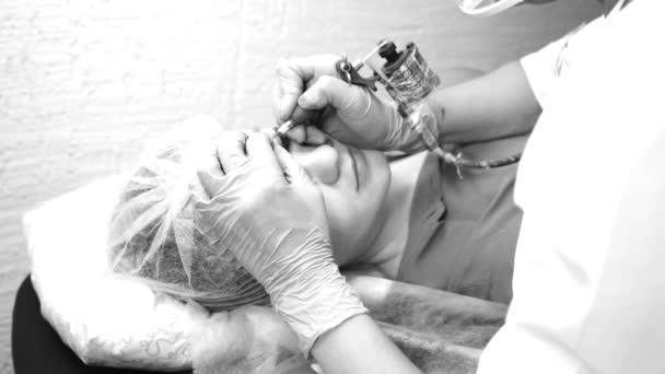 Mooie vrouw het maken van permanente make-up in cosmetologie salon. — Stockvideo