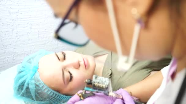 Beautiful woman making permanent makeup in cosmetology salon. — Stock Video