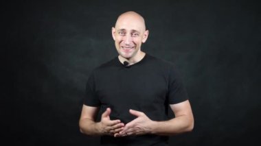 Siyah tişörtlü kel bir Avrupalı..