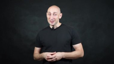 Siyah tişörtlü kel bir Avrupalı..