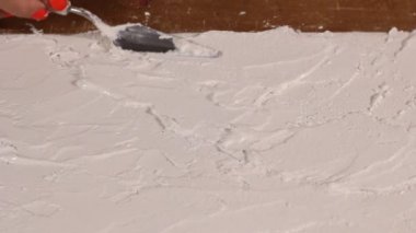  Sanatsal beyaz desenli alçıyı küçük metal palet bıçağıyla sürüyorum.