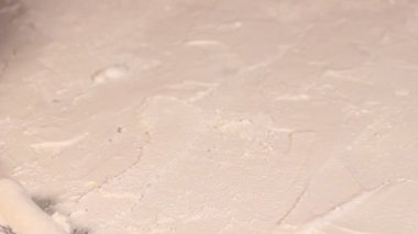  Sanatsal beyaz desenli alçıyı küçük metal palet bıçağıyla sürüyorum.