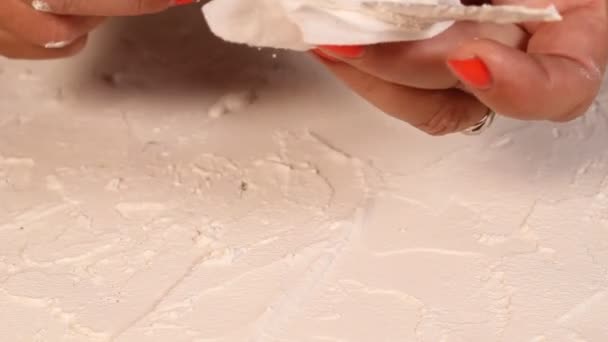 Aplicando um gesso texturizado branco artístico com uma pequena faca de paleta de metal — Vídeo de Stock