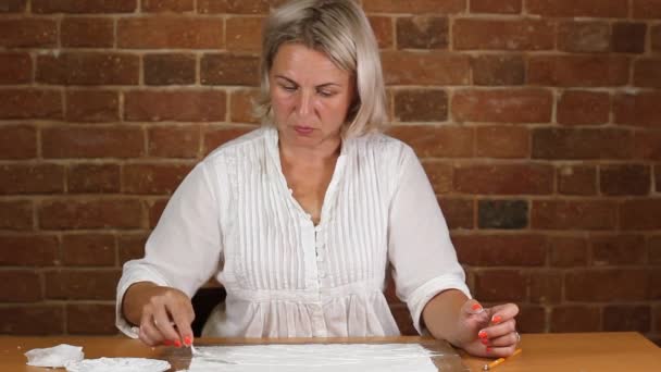 Aplicando um gesso texturizado branco artístico com uma pequena faca de paleta de metal — Vídeo de Stock