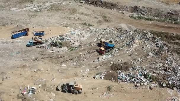 Camião do lixo num aterro. Despejo enorme da cidade, vista superior. — Vídeo de Stock