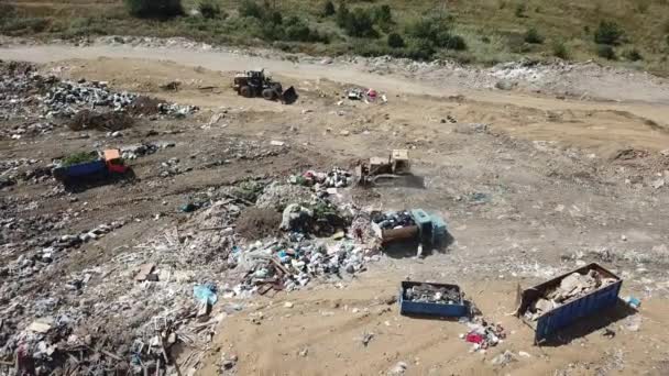 Vuilniswagen op een stortplaats. Enorme stad dump, bovenaanzicht. — Stockvideo