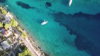  Rogac Körfezi, Hırvatistan. Sholta Adası. İnsansız hava aracı yatın üzerinde uçuyor. 