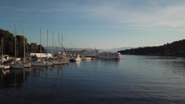  Rogac Körfezi, Hırvatistan. Sholta Adası. İnsansız hava aracı yatın üzerinde uçuyor. 