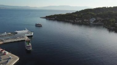  Rogac Körfezi, Hırvatistan. Sholta Adası. İnsansız hava aracı yatın üzerinde uçuyor. 