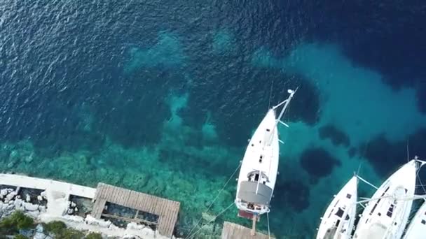 Teluk Rogac, Kroasia. Sholta Island. Drone terbang di atas kapal pesiar — Stok Video