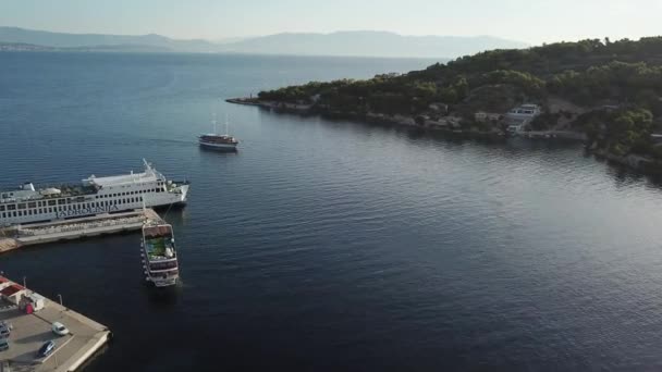 罗加茨湾克罗地亚Sholta岛。无人机从游艇上飞过 — 图库视频影像