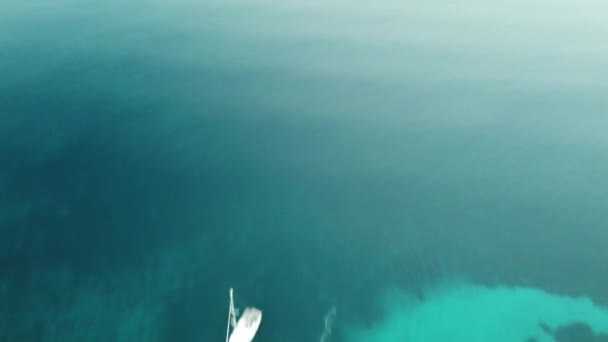 Pintoresca bahía con literas para yates. Vista superior desde el dron . — Vídeos de Stock