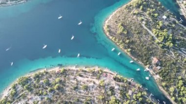 Yatlar için ranzaları olan Picturesque Körfezi. İHA 'dan üst görünüm.