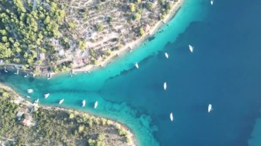 Yatlar için ranzaları olan Picturesque Körfezi. İHA 'dan üst görünüm.