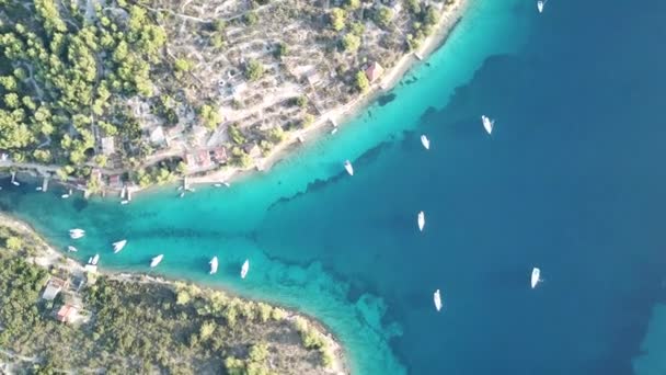 Pintoresca bahía con literas para yates. Vista superior desde el dron . — Vídeos de Stock