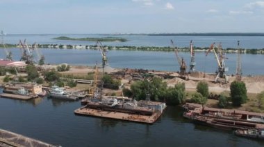 Bir tekne bir su kütlesinin yanına yanaştı.