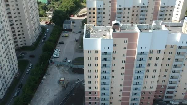 Vista aérea de la ciudad con casas de apartamentos Rusia — Vídeo de stock