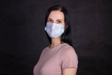 Beyaz gömlekli bir kadın.