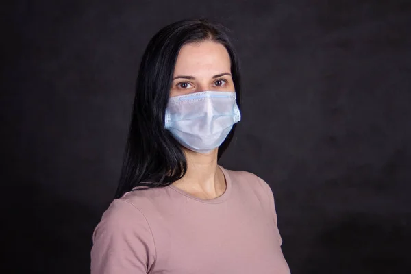 Beyaz gömlekli bir kadın.