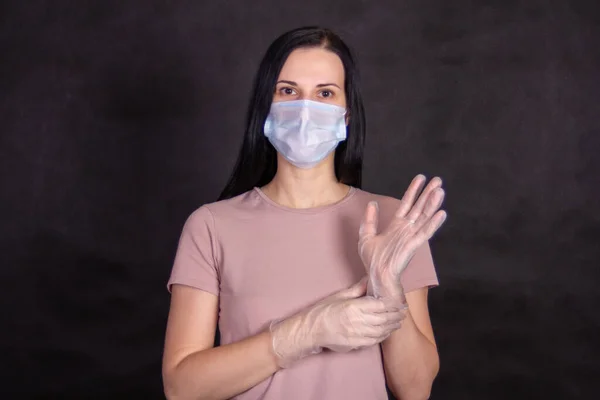 Beyaz gömlekli bir kadın.