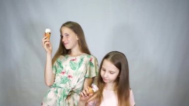 Bir binanın önünde duran küçük bir kız.