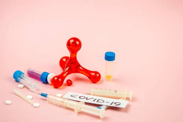 Covid-19, orvosi műszerek, fecskendő és színes gyógyszerek — Stock Fotó