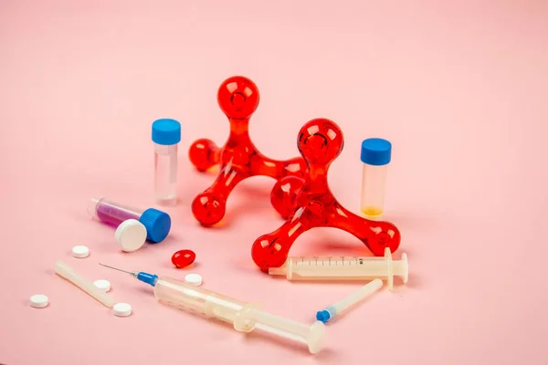 Covid-19, medische instrumenten, spuit en kleurrijke geneesmiddelen — Stockfoto
