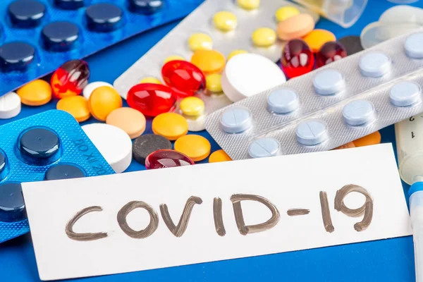 Covid-19, medische instrumenten, spuit en kleurrijke geneesmiddelen — Stockfoto