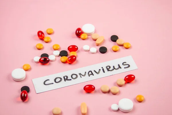 Covid-19, instrumentos médicos, jeringa y medicamentos coloridos — Foto de Stock