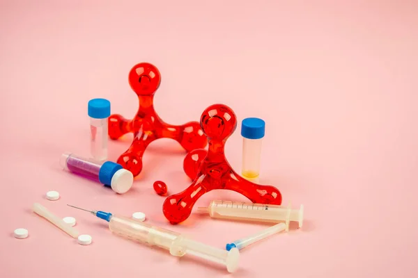 Covid-19, medische instrumenten, spuit en kleurrijke geneesmiddelen Stockfoto