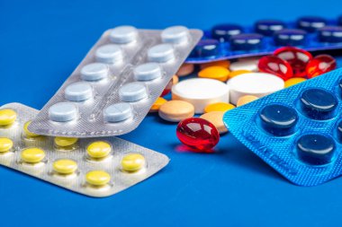 Covid-19, tıbbi aletler, şırınga ve renkli ilaçlar.