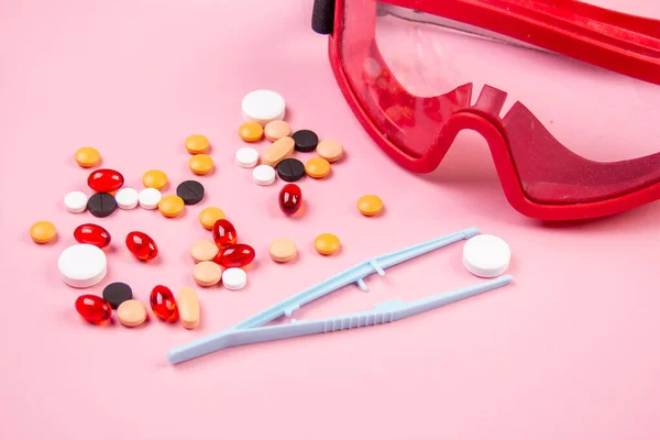 Covid-19, orvosi műszerek, fecskendő és színes gyógyszerek — Stock Fotó