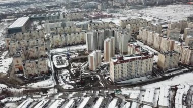 Bir yay içinde uçan bir İHA 'dan inşaat alanının görüntüsü