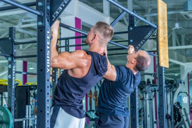 Odada dikilen bir adam