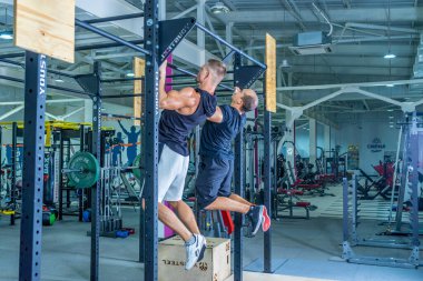 Odada dikilen bir adam