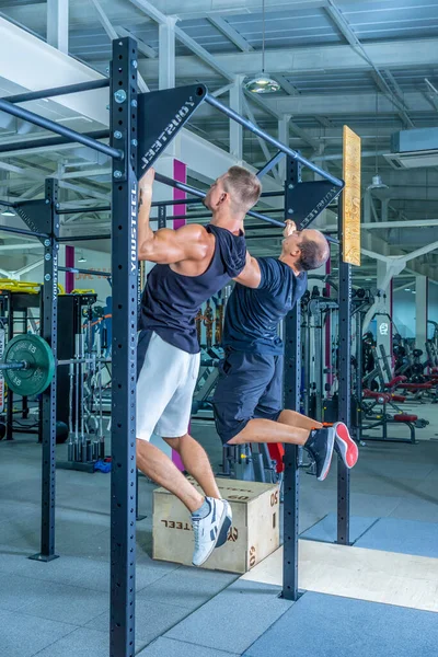 Odada dikilen bir adam