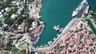  Rogac Körfezi, Hırvatistan. Sholta Adası. İnsansız hava aracı yatın üzerinde uçuyor. 