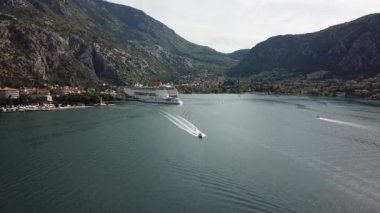 Karadağ 'ın Kotor Körfezi' ndeki eski Kotor kasabasının üzerinde uçuyor.