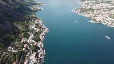 Karadağ 'ın Kotor Körfezi' ndeki eski Kotor kasabasının üzerinde uçuyor.