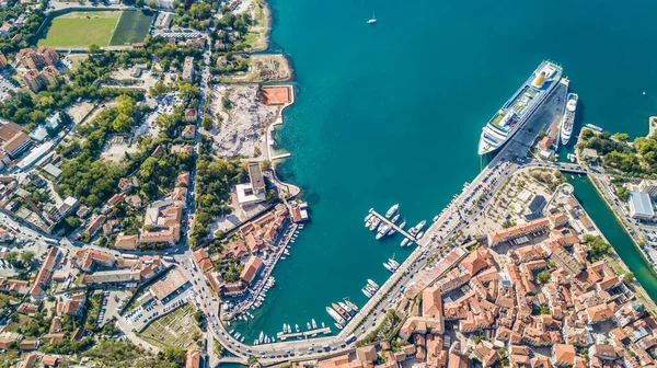 Karadağ 'ın Kotor Körfezi' ndeki eski Kotor kasabasının üzerinde uçuyor.