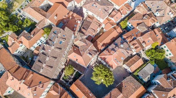 Karadağ 'ın Kotor Körfezi' ndeki eski Kotor kasabasının üzerinde uçuyor.