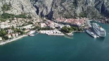 Karadağ 'ın Kotor Körfezi' ndeki eski Kotor kasabasının üzerinde uçuyor.