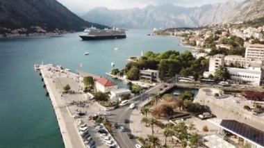 Karadağ 'ın Kotor Körfezi' ndeki eski Kotor kasabasının üzerinde uçuyor.