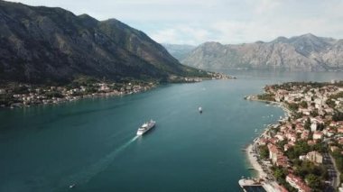 Karadağ 'ın Kotor Körfezi' ndeki eski Kotor kasabasının üzerinde uçuyor.
